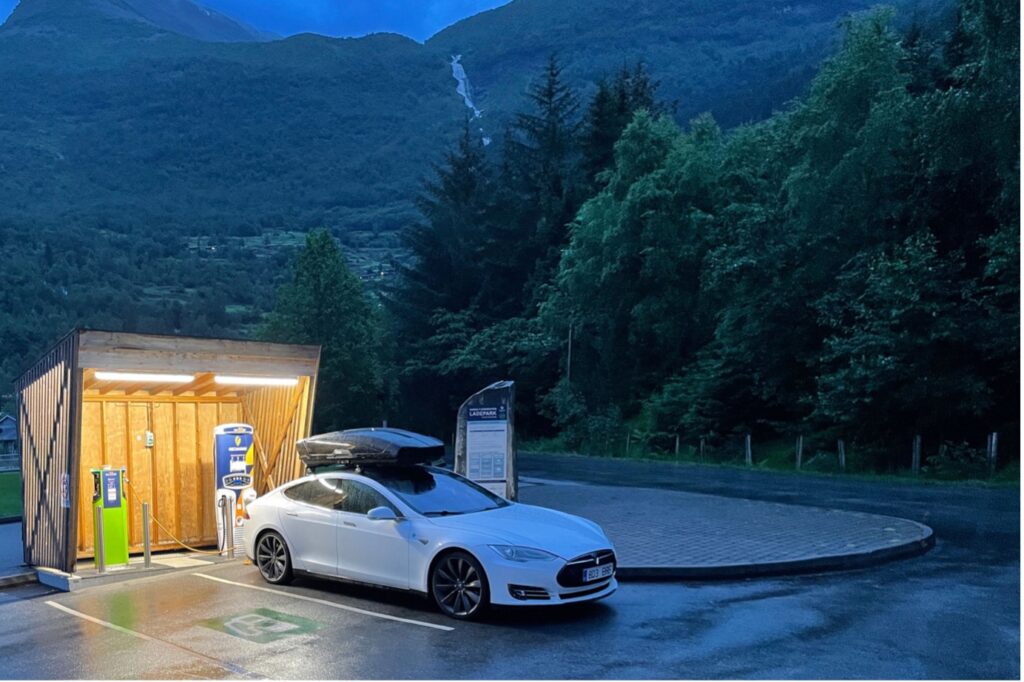Between mountains and famous fjords – with an EV